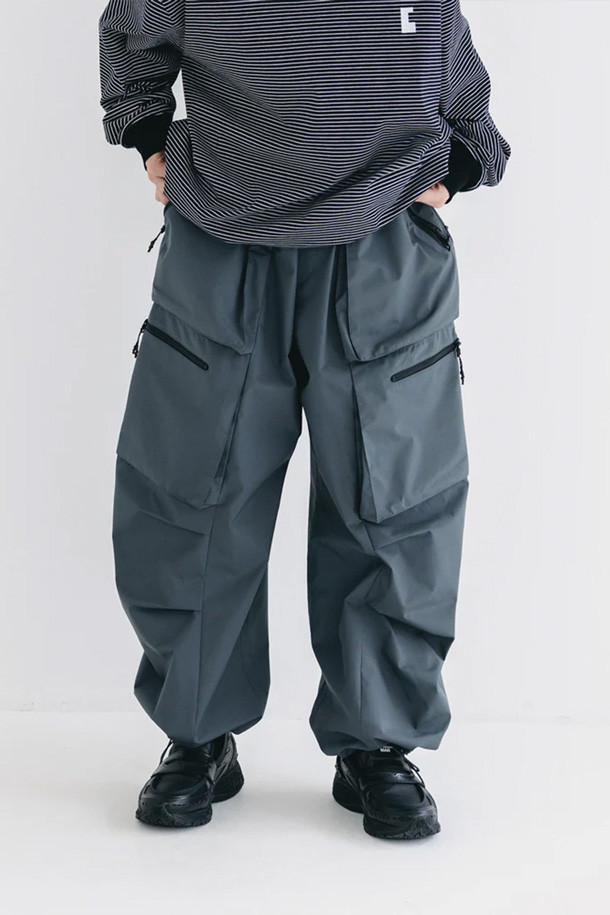 (CLESSTE) GTX CITY 밀리터리 커브 팬츠 - 그래파이트 그레이는 남성용 밀리터리 팬츠입니다. 일상, 아웃도어 활동에 적합하며, 봄, 가을, 겨울 계절에 착용하기 좋습니다. 루즈핏으로 편안함을 강조하며, 무지 디자인에 두꺼운 두께감과 뻣뻣한 촉감의 나일론 소재를 사용했습니다. 카고 포켓과 테크니컬 소재가 특징이며, 캐주얼, 스트리트, 워크웨어 스타일을 연출할 수 있습니다.
