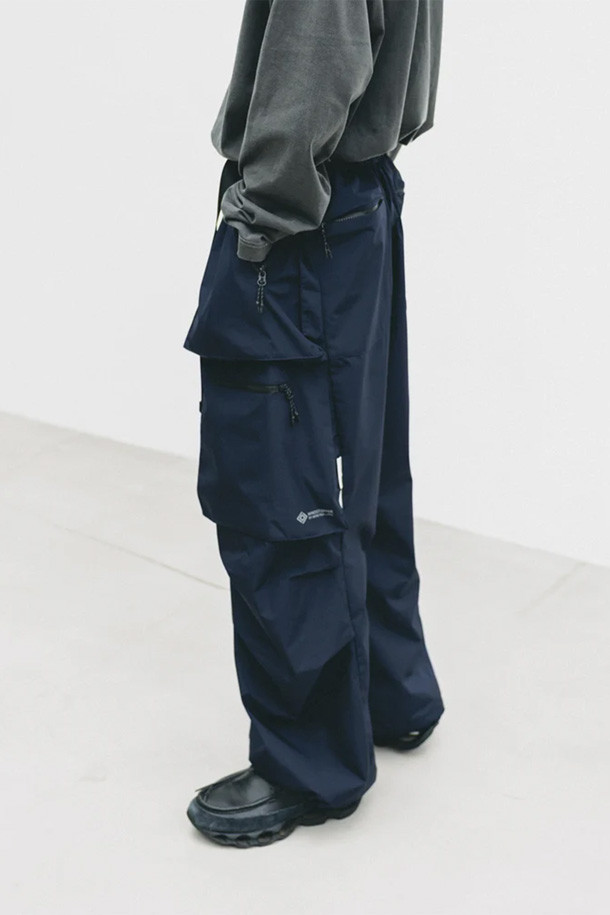 (CLESSTE) GTX CITY MILITARY CURVE PANTS - 네이비는 남성용 바지로, 봄, 가을, 겨울 계절에 착용하기 좋습니다. 넉넉한 루즈핏과 와이드 핏으로 편안한 착용감을 제공하며, 두꺼운 나일론 소재로 제작되어 뻣뻣한 촉감이 특징입니다. 밀리터리 스타일과 스트릿 무드를 동시에 연출할 수 있으며, 카고 포켓 디테일이 돋보입니다. 캠핑룩, 스트리트, 워크웨어, 고프코어 스타일을 즐겨 입는 남성에게 추천합니다.
