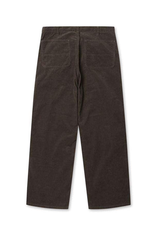 (NANAMICA) 코듀로이 도크 팬츠 - 브라운은 캐주얼, 클래식, 미니멀 스타일을 모두 아우르는 남성용 코듀로이 팬츠입니다. 가을, 겨울 시즌에 적합하며, 데일리룩과 모임룩으로 활용하기 좋습니다. 부드러운 촉감의 코듀로이, 면, 폴리에스테르 혼방 소재로 제작되어 편안한 착용감을 선사합니다. 레귤러핏에 긴 기장으로, 드로스트링 밴딩과 지퍼 여밈 디테일을 갖춘 무지 디자인의 두꺼운 바지입니다. 브라운 컬러로 다양한 상의와 매치하여 스타일리시한 연출이 가능합니다.
