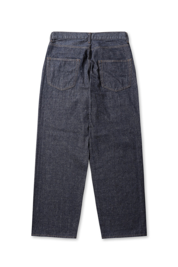 (NANAMICA) 셀비지 데님 팬츠 - 인디고는 남성용 데님 팬츠로, 캐주얼과 클래식 스타일을 모두 아우르는 디자인입니다. 사계절 착용 가능하며, 일상과 출근룩, 모임룩 등 다양한 TPO에 활용할 수 있습니다. 뻣뻣한 촉감의 두꺼운 셀비지 데님 소재에 은은한 광택이 감돌며, 입체감 있는 질감을 더해 빈티지한 멋을 살렸습니다. 레귤러핏 스트레이트 실루엣으로, 거셋 크로치와 지퍼 플라이 디테일이 돋보이며, 원워시 마감으로 세련된 룩을 연출합니다.
