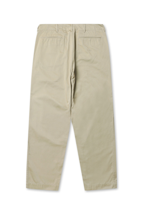 (NANAMICA) 와이드 치노 팬츠 - 카키는 남성용 치노 팬츠로, 클래식하고 베이직한 스타일을 연출합니다. 봄, 여름, 가을에 적합하며, 넉넉한 루즈핏 와이드 실루엣의 긴 기장으로 편안함을 선사합니다. 폴리에스테르와 면 혼방 소재로 제작되어 보통 두께감과 촉감을 제공하며, 무지 디자인에 지퍼 여밈과 숨은 스냅 후포켓, 그리고 거셋 크로치 디테일이 돋보입니다. 출근룩과 비즈니스 캐주얼, 그리고 미니멀하고 캐주얼한 스타일을 즐기는 분들에게 추천합니다.
