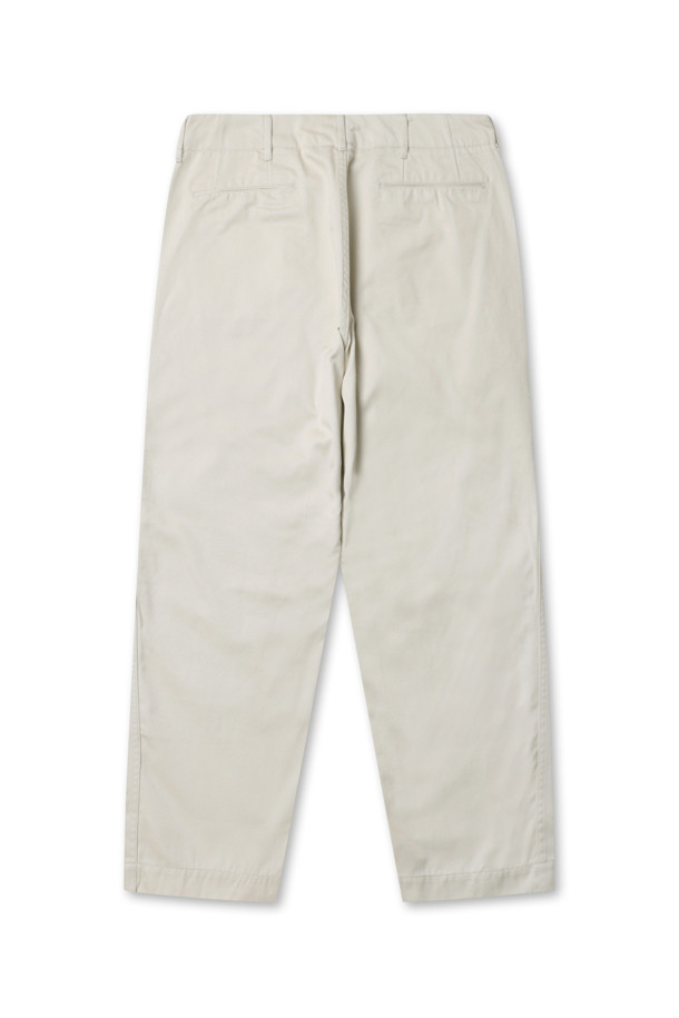 (NANAMICA) 와이드 치노 팬츠 - 드라이 샌드는 40년대 미군 치노 디자인을 기반으로 제작된 남성용 치노 팬츠입니다. 드라이 샌드 컬러의 무지 디자인으로, 봄, 여름, 가을 계절에 활용하기 좋습니다. 폴리에스테르와 면 혼방 소재로 제작되어 루즈핏의 편안한 착용감을 선사하며, 중간 두께감으로 다양한 상의와 매치하기 용이합니다. 지퍼 여밈, 숨은 스냅 후포켓, 거셋 크로치 디테일이 특징이며, 출근룩과 비즈니스 캐주얼, 클래식, 미니멀, 워크웨어 스타일을 연출하기 좋습니다.
