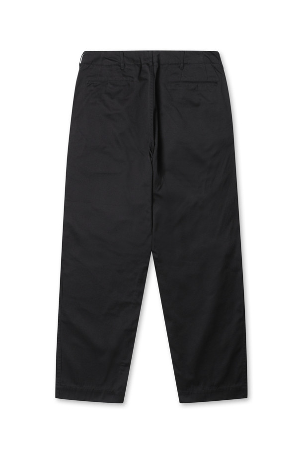 (NANAMICA) 와이드 치노 팬츠 - 블랙은 40년대 미군 치노 디자인을 기반으로 제작된 남성용 치노 팬츠입니다. 폴리에스터와 코튼 혼방 소재로 제작되어 봄, 가을에 착용하기 좋으며, 루즈핏의 와이드 실루엣이 특징입니다. 블랙 컬러의 무지 디자인으로, 클래식하고 베이직한 스타일을 연출합니다. 지퍼 여밈, 숨은 스냅 후포켓, 거셋 크로치 디테일이 돋보이며, 출근룩, 비즈니스 캐주얼, 모임룩 등 다양한 TPO에 활용 가능합니다. 미니멀, 워크웨어 스타일을 선호하는 분들께 추천합니다.
