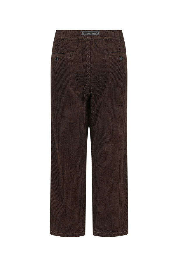 (앤드 와이너) 코듀로이 팬츠 - 다크브라운은 일상과 아웃도어 활동 모두에 적합한 남성용 바지입니다. 가을과 겨울에 따뜻하게 입을 수 있도록 두꺼운 코듀로이 소재로 제작되었으며, 톤 다운된 다크브라운 컬러가 세련된 분위기를 연출합니다. 와이드 핏과 루즈핏으로 편안한 착용감을 제공하며, 고밀도 원단과 발수 기능을 갖추어 실용성을 높였습니다. 캠핑룩, 캐주얼, 클래식, 미니멀 스타일 모두 소화 가능한 활용도 높은 아이템으로, 입체적인 실루엣이 돋보입니다.
