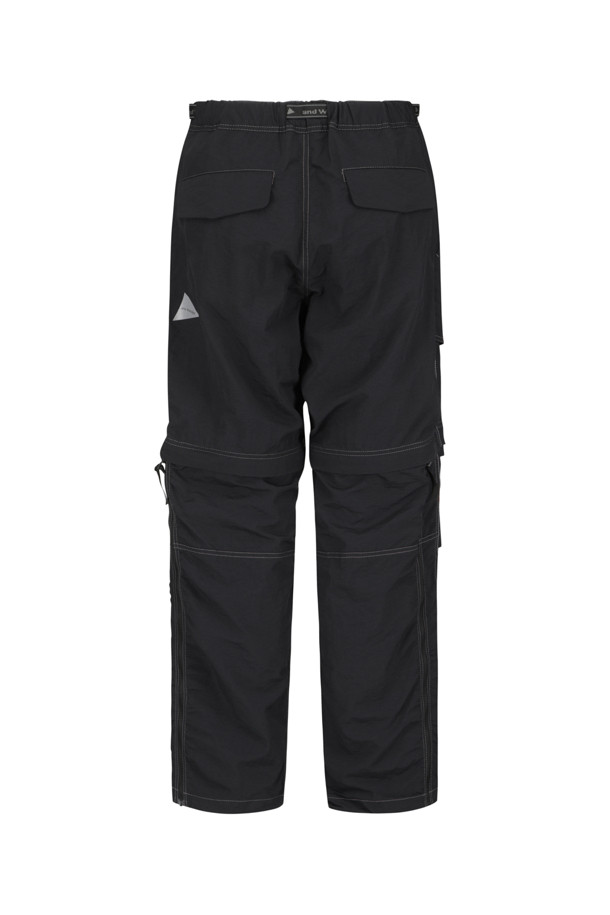 앤드 와이어(AND WANDER) NY 타프타 하이커 2웨이 팬츠 - 블랙은 아웃도어 활동에 최적화된 하이킹 팬츠입니다. 발수 기능과 자외선 차단 기능이 있어 쾌적한 착용감을 제공하며, 지퍼를 활용하여 투웨이 스타일로 연출할 수 있습니다. 봄, 여름, 가을에 착용하기 좋은 얇은 두께의 레귤러핏 팬츠로, 스포티하고 미니멀한 스타일을 연출하기 좋습니다. 경량 나일론 타프타 소재로 제작되었으며, 허리 밴딩은 없습니다. 등산, 캠핑, 여행 등 다양한 TPO에 활용 가능합니다.
