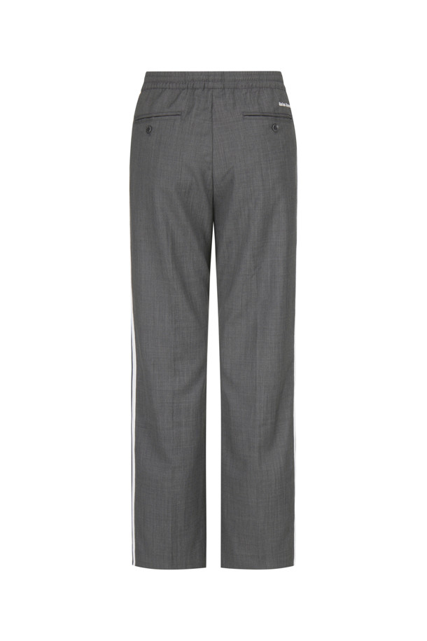 아디다스 X 웨일스 보너 울 팬츠 - 다크 그레이 헤더는 일상, 출근룩, 비즈니스 캐주얼, 모임룩 등 다양한 TPO에 활용하기 좋은 남성용 울 팬츠입니다. 부드러운 촉감의 울 소재로 제작되어 가을, 겨울 시즌에 따뜻하고 편안하게 착용할 수 있습니다. 미니멀한 스타일과 스트레이트 핏 디자인으로 클래식, 미니멀, 시크한 스타일을 연출하기 용이합니다. 다크 그레이 컬러의 무지 디자인과 밴딩 허리 디테일이 특징이며, 두꺼운 두께감으로 보온성을 더했습니다. 아디다스와 웨일스 보너의 콜라보레이션으로 탄생한 특별한 아이템입니다.
