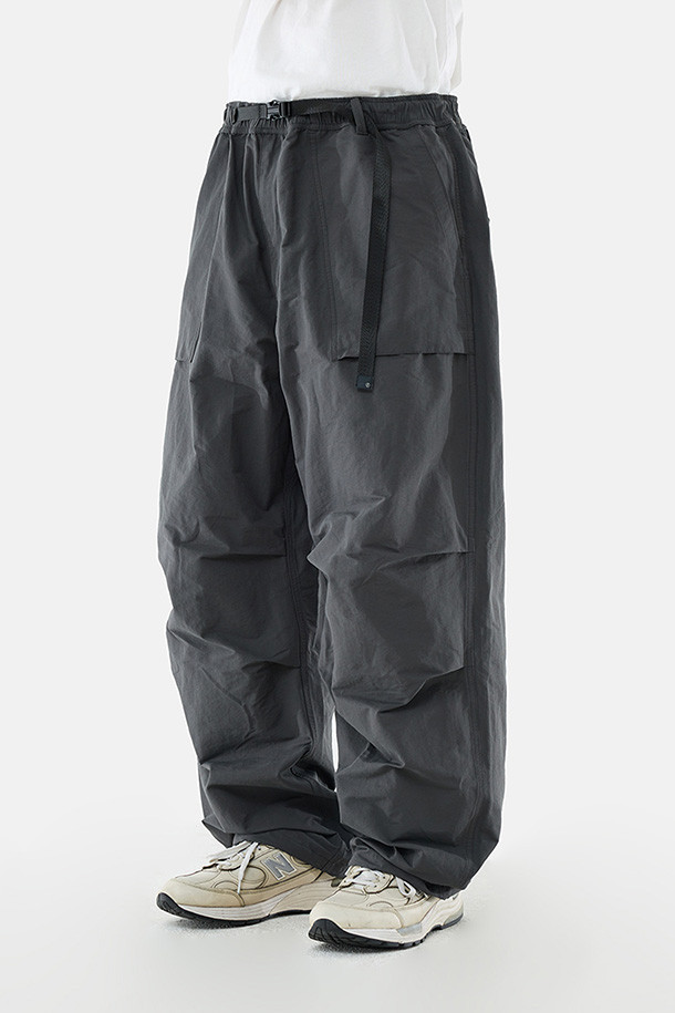 오버 서플라이 팬츠 - 차콜입니다. 면과 나일론 혼방 소재로 제작되어 봄, 가을에 착용하기 좋은 남성용 밀리터리 팬츠입니다. 루즈핏으로 편안한 착용감을 제공하며, 허리 벨트와 밑단 스트링으로 핏 조절이 용이합니다. 사이드 지퍼 포켓, 패치 포켓, 스냅 여밈 포켓 등 다양한 수납 공간을 갖췄으며, 무릎 턱 디테일과 자석 버클이 디자인의 포인트를 더합니다. 일상, 여행, 가을 나들이 등 다양한 TPO에 맞춰 캐주얼, 미니멀, 워크웨어 스타일을 연출해보세요.
