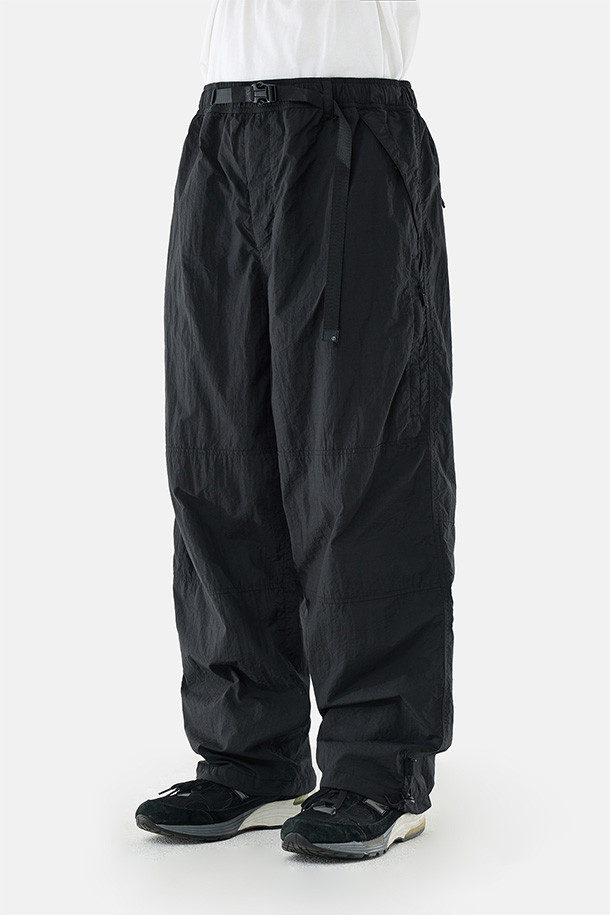 유틸리티 하이킹 라인드 팬츠 - 블랙은 남성용 긴바지로, 가을과 겨울에 적합한 두꺼운 두께감의 팬츠입니다. 나일론과 면 혼방 소재에 기모 안감으로 보온성을 높였으며, 루즈핏으로 편안한 착용감을 제공합니다. 허리 벨트 조절, 지퍼 포켓, 거셋 디테일, 밑단 스트링, 내장형 이밴드 등 하이킹과 아웃도어 활동에 유용한 기능들을 갖추었습니다. 스포티, 캐주얼 스타일 연출이 가능하며 등산, 캠핑, 겨울철 데일리룩에 활용하기 좋습니다.
