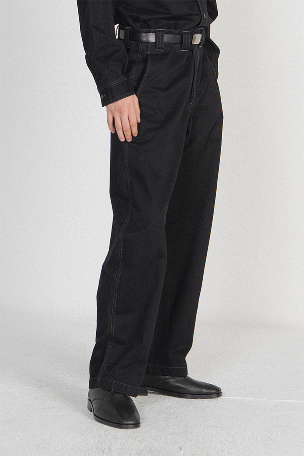 워시드 워크 팬츠 - 블랙은 사계절 활용 가능한 남녀 공용 워크팬츠입니다. 부드러운 면 소재에 트윌 바이오 워싱, 가먼트 워싱, 후워싱 공법을 더해 자연스러운 빈티지 무드를 연출합니다. 레귤러핏 스트레이트 핏으로 편안한 착용감을 제공하며, 사선 포켓과 웰트 포켓, 스티치 디테일이 특징입니다. 캐주얼, 클래식, 워크웨어 등 다양한 스타일을 소화할 수 있는 활용도 높은 아이템입니다.
