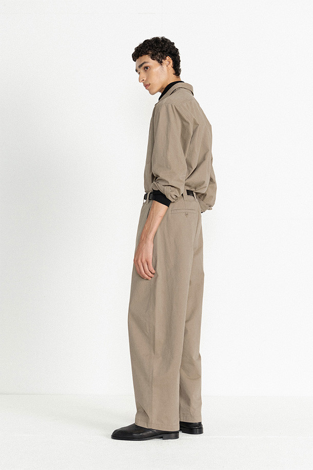 다크 베이지 색상의 WASHED WORK PANTS(워시드 워크 팬츠)입니다. 사계절 내내 활용 가능한 면 소재의 워크팬츠로, 빈티지하면서도 워크웨어 스타일을 연출합니다. 레귤러핏으로 편안하게 착용 가능하며, 트윌 바이오 워싱, 가먼트 워싱, 후워싱 처리를 통해 부드러운 촉감을 느낄 수 있습니다. 일상, 특히 쇼핑룩에 적합하며, 캐주얼, 클래식 스타일을 즐기는 분들께 추천합니다. 사선 포켓과 웰트 포켓, 스티치 디테일이 돋보이는 무지 디자인의 긴바지입니다.
