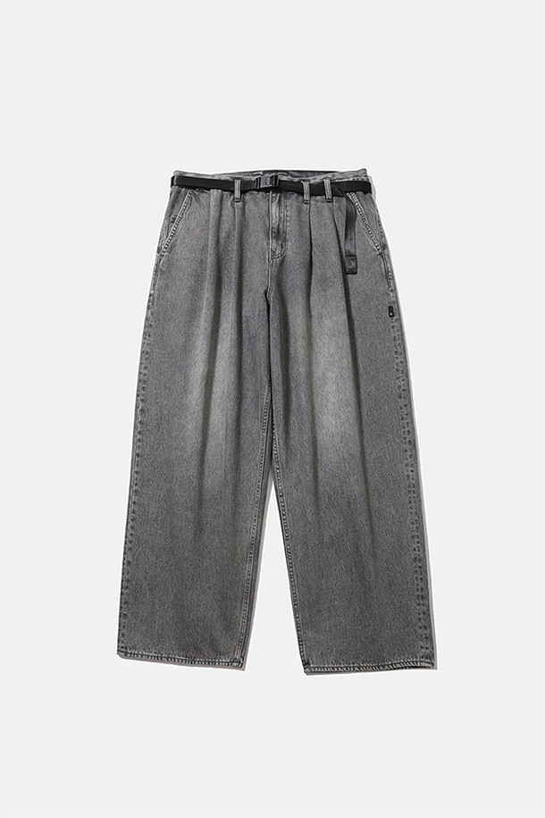 블리치드 블랙 컬러의 와이드 벨티드 데님 팬츠입니다. 캐주얼, 미니멀, 시티보이 스타일을 즐기는 분들께 추천합니다. 11온스 면 소재로 제작되어 편안한 착용감을 선사하며, 넉넉한 와이드핏으로 활동성을 높였습니다. 허리 턱 및 다트 디테일이 돋보이며, 자석 버클과 스냅 버튼 뒷주머니, 지퍼 플라이 등의 특징을 갖추었습니다. 데일리룩, 동네 마실룩, 쇼핑룩 등 다양한 TPO에 활용하기 좋습니다.
