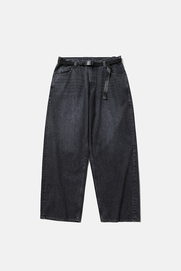 "와이드 벨티드 6P 데님 팬츠 - 스모키 인디고"는 클래식한 무드의 데님 팬츠입니다. 11.75온즈 면 소재로 제작되어 사계절 내내 착용 가능하며, 와이드핏으로 편안한 착용감을 선사합니다. 벨트 탈부착이 가능하며, 자석 버클, 지퍼 플라이 디테일로 완성도를 높였습니다. 스냅 여밈 웰트 포켓과 후면 패치 포켓을 더해 실용성을 더했습니다. 출근룩, 모임룩, 캐주얼, 미니멀 등 다양한 스타일 연출에 활용할 수 있습니다.
