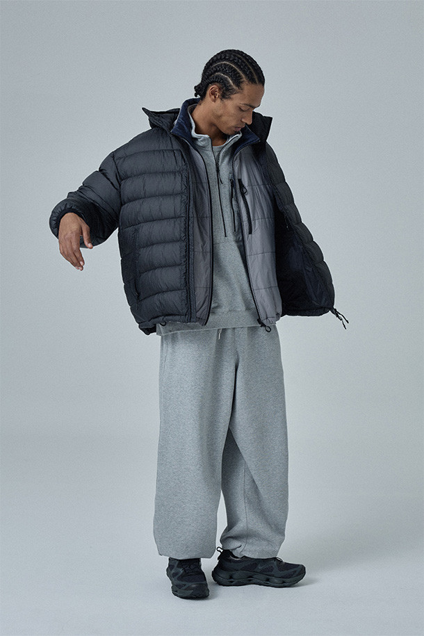 남성용 'BAGGY SWEAT PANTS (배기 스웻 팬츠) - 헤더 그레이'입니다. 부드러운 면과 폴리에스테르 혼방 소재로 제작되어 편안한 착용감을 선사하며, 봄, 가을, 겨울 모두 활용 가능합니다. 넉넉한 배기핏과 루즈핏으로 편안함을 강조하고, 두꺼운 두께감으로 보온성을 더했습니다. 허리 부분에는 내장형 밴딩과 스트링이 있어 조절이 용이하며, 사이드 및 후면 포켓으로 실용성을 높였습니다. 캐주얼, 스포티, 미니멀 스타일을 소화하며 집콕룩, 산책룩, 캠핑룩 등 다양한 TPO에 활용하기 좋습니다.
