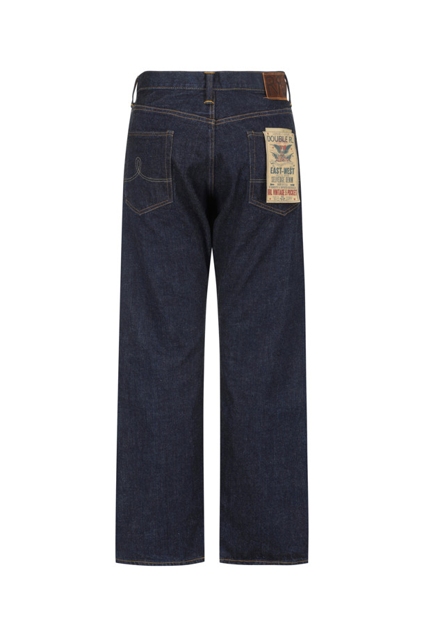 빈티지 5포켓 이스트-웨스트 셀비지 데님 팬츠 - 이스트/웨스트 린스는 남성용으로 제작된 레귤러핏 데님 팬츠입니다. 네이비 컬러의 무지 데님 소재로, 사계절 내내 착용하기 좋습니다. 뻣뻣한 촉감과 두꺼운 두께감으로 빈티지하고 클래식한 스타일을 연출합니다. 셀비지 디테일과 5포켓 디자인이 특징이며, 미니멀, 워크웨어 스타일을 선호하는 분들께 추천합니다.
