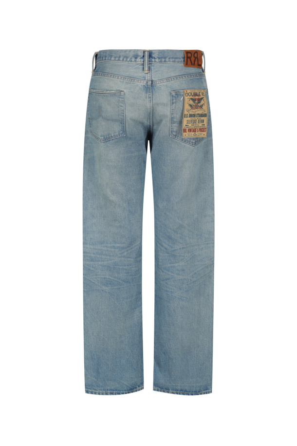 빈티지 5 포켓 미들랜즈 셀비지 진 - 미들랜즈 워시는 남성용 데님 팬츠로, 캐주얼하고 클래식한 스타일을 연출합니다. 미드블루 컬러의 무지 디자인이며, 사계절 착용 가능합니다. 뻣뻣한 촉감의 스트레이트핏으로, 5 포켓 디자인과 셀비지 데님, 체인 스티치 허리밴드가 특징입니다. RRL 자수와 뒷면 스웨이드 로고 라벨, 그리고 미국에서 제작되었다는 점이 돋보입니다.
