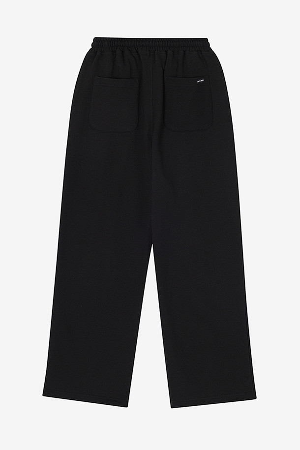 생 제임스(Saint James) Bon Bon 스웻팬츠 - Noir는 캐주얼한 스타일의 편안한 착용감을 선사하는 숏 기장의 스웻팬츠입니다. 밴딩 허리에 허리 스트링, 포켓 안감의 스트라이프 패턴, 로고 디테일이 특징입니다. 블랙 컬러로 어떤 상의에도 잘 어울리며, 집콕룩, 동네 마실룩, 여행룩 등 다양한 TPO에 활용하기 좋습니다. 면 소재로 제작되어 부드러운 촉감을 자랑하며, 조거핏과 릴랙스핏으로 편안한 활동성을 제공합니다. 미니멀하고 스트리트한 스타일을 즐기는 분들께 추천합니다.
