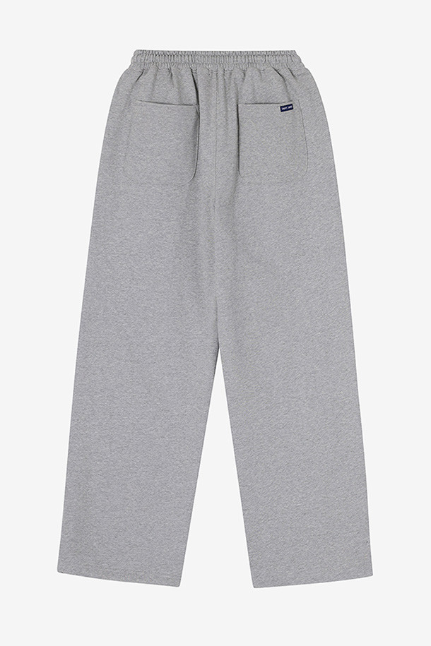 세인트 제임스(Saint James) Bon Bon 스웻팬츠 - 멜란지 그레이는 캐주얼하고 베이직한 스타일을 선호하는 분들을 위한 유니섹스 제품입니다. 봄, 가을에 적합하며, 허리 스트링 디테일과 브랜드 스트링 트림 디테일로 편안함과 스타일을 동시에 잡았습니다. 포켓 라이닝에는 헤리티지 스트라이프 패턴을 사용하여 포인트를 주었습니다. 면 소재의 조거핏 긴바지로, 동네 마실룩, 집콕룩, 산책룩 등 편안한 TPO에 활용하기 좋습니다. 멜란지 그레이 컬러와 스트라이프 패턴이 어우러져 미니멀하면서도 세련된 룩을 연출합니다.
