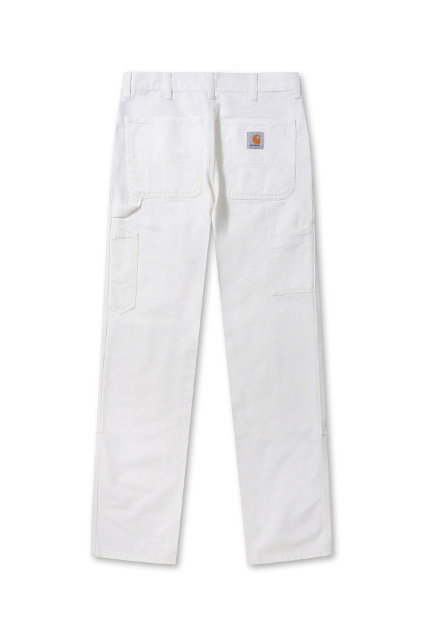 더블니 팬츠 - 왁스'는 워크웨어와 캐주얼 스타일을 넘나드는 남성용 바지입니다. 오가닉 코튼 소재로 제작되어 사계절 내내 착용 가능하며, 릴랙스 핏과 스트레이트 핏으로 편안함을 제공합니다. 무릎 부분의 이중 덧댐 처리, 트리플 스티칭으로 내구성을 높였으며, 툴 포켓과 해머 루프, 지퍼 플라이 디테일이 특징입니다. 허리선은 레귤러 웨이스트로 디자인되었으며, 무지 패턴의 왁스 컬러가 미니멀한 무드를 더합니다.
