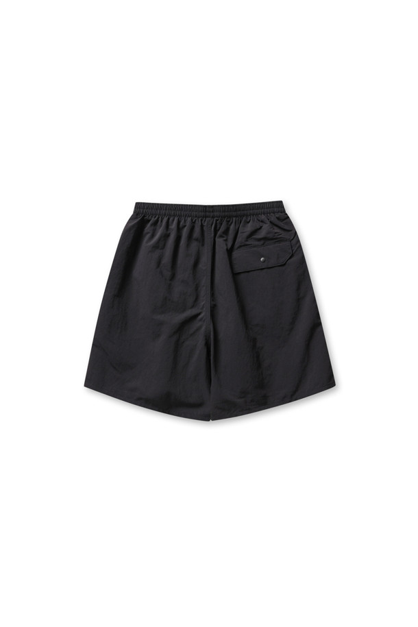 **Mens Baggies Shorts (멘스 배기스 쇼츠) - 5 in. - Black (블랙)**

여름철 일상 및 아웃도어 활동에 적합한 남성용 5부 반바지입니다. 블랙 색상의 무지 디자인으로, 스포티하면서도 캐주얼한 스타일을 연출합니다. 얇고 여유로운 레귤러 핏에 메쉬 안감과 밴딩 처리로 편안한 착용감을 선사하며, 발수 및 속건 기능으로 쾌적함을 유지합니다. 재활용 소재를 사용하여 제작되었으며, 뛰어난 내구성을 자랑합니다. 여행, 휴가, 산책 등 다양한 TPO에 미니멀하게 활용하기 좋습니다.
