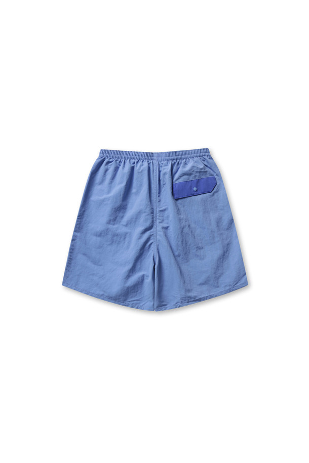 멘즈 배기스 쇼츠 - 5인치 - 어번던트 블루는 일상과 아웃도어 활동에 적합한 남성용 반바지입니다. 시원한 여름을 위한 얇은 두께감과 레귤러핏으로 편안한 착용감을 제공하며, 발수 및 속건 기능을 갖춰 쾌적함을 유지합니다. 재활용 소재를 사용하여 제작되었으며, 메쉬 라이너가 포함되어 통기성을 높였습니다. 캐주얼, 스포티, 미니멀 스타일을 모두 소화할 수 있으며, 여행, 휴가, 산책 등 다양한 TPO에 활용하기 좋습니다.
