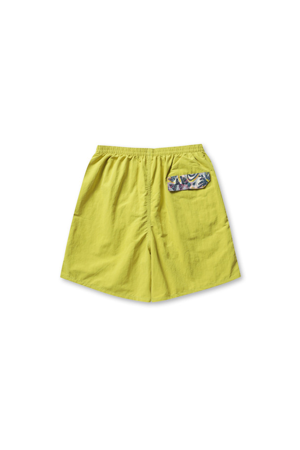 멘즈 배기스 쇼츠 - 5인치 - 번들 그린은 일상과 레저 활동에 적합한 남성용 반바지입니다. 루즈핏으로 편안하며, 여름철에 시원하게 입을 수 있는 얇은 두께의 나일론 소재로 제작되었습니다. 5인치 기장으로 활동성을 높였으며, 재활용 어망 소재를 사용하여 친환경적인 가치를 더했습니다. 발수 및 속건 기능을 갖춰 아웃도어 활동에도 적합하며, 밴딩 처리된 허리와 메쉬 안감으로 편안한 착용감을 제공합니다. 캐주얼, 스포티, 미니멀 스타일을 모두 소화할 수 있어 휴가룩이나 여행룩으로 활용하기 좋습니다.
