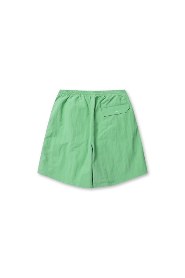 멘즈 배기스 롱 7인치 - 알로에 그린은 여름철 캐주얼하고 스포티한 스타일 연출에 적합한 남성용 반바지입니다. 가볍고 얇은 두께의 나일론 소재로 제작되어 뛰어난 통기성을 제공하며, 루즈핏으로 편안한 착용감을 선사합니다. 메쉬 안감과 발수 및 속건 기능을 갖춰 쾌적함을 유지해주며, 일상, 아웃도어 활동은 물론 여행이나 휴가, 산책 시에도 활용하기 좋습니다. 재활용 소재를 사용하여 친환경적인 가치를 더했으며, 알로에 그린 컬러와 무지 디자인으로 미니멀한 매력을 더합니다. 밴딩 처리된 허리 부분은 활동성을 높여줍니다.
