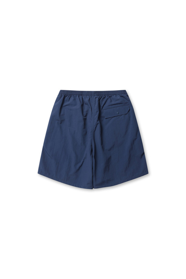 멘스 배기스 롱 7인치 - 타이디풀 블루입니다. 시원한 타이디풀 블루 컬러의 남성용 반바지로, 여름철 캐주얼 및 스포티 스타일을 연출하기 좋습니다. 가볍고 얇은 두께의 나일론 소재로 제작되어, 발수 및 속건 기능을 갖춰 쾌적한 착용감을 선사합니다. 루즈핏 디자인에 메쉬 안감과 밴딩 처리로 편안함을 더했으며, 여행이나 휴가, 여름 바캉스룩에 활용하기 좋습니다. 재활용 소재를 사용하여 환경까지 생각한 착한 아이템입니다.
