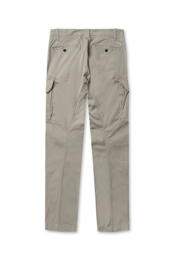스트레치 새틴 카고 렌즈 팬츠 - 빈티지 카키는 면 소재의 레귤러 핏 카고 팬츠입니다. 봄, 가을에 착용하기 좋으며, 일상 및 캐주얼 스타일에 적합합니다. 밀리터리 및 캐주얼 무드를 연출하며, 조절 가능한 조임끈, 벨트 루프, 사이드 포켓, 카고 플랩 스냅 포켓 등의 특징이 있습니다. 렌즈 디테일과 로고 라벨, 가먼트 염색, 지퍼 잠금 방식으로 디자인되었습니다.
