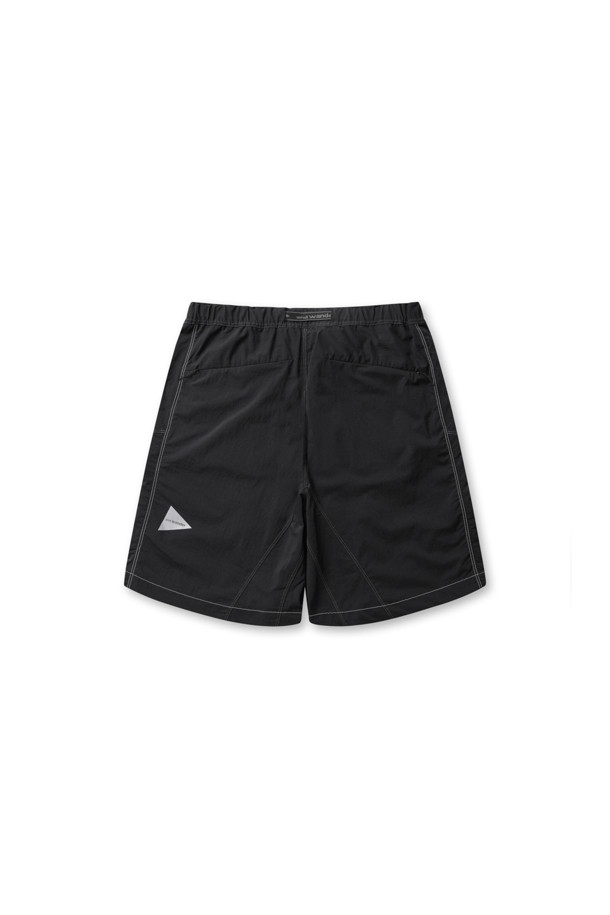 **Light Hike 쇼트 팬츠 - 블랙**는 봄, 여름 하이킹에 적합한 남녀 공용 반바지입니다. 나일론 소재로 제작되어 부드러운 촉감과 레귤러 핏을 제공하며, 발수, 신축성, 재귀반사 기능으로 활동성을 높였습니다. 허벅지 주머니와 밴딩 허리 디자인으로 편안한 착용감을 선사하는 스포티한 무드의 무지 스타일 반바지입니다.
