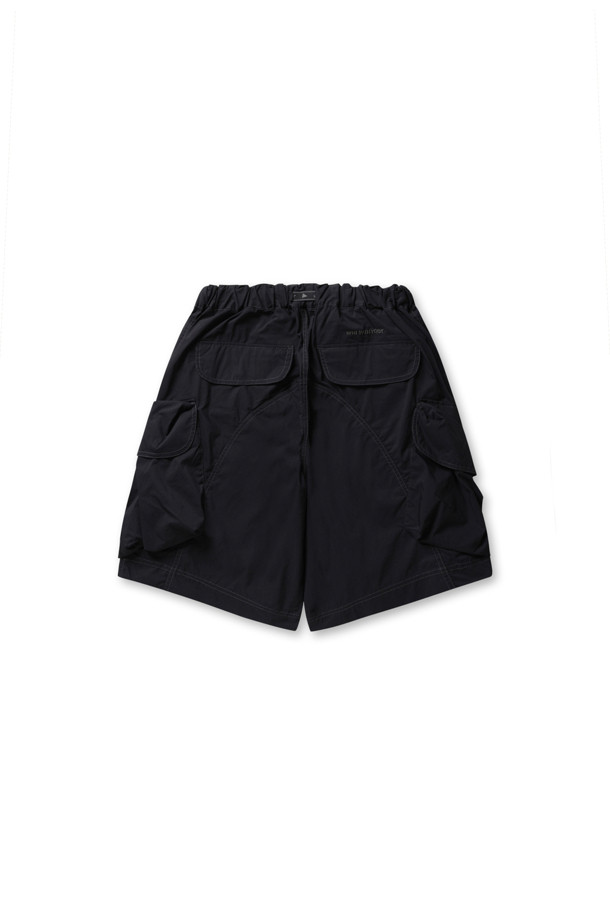 멀티 포켓 숏 팬츠 (M) - 블랙은 시원하고 편안한 여름철 스타일을 위한 필수템입니다. 가볍고 얇은 나일론 소재로 제작되어 흡습 및 속건 기능으로 쾌적함을 유지하며, 루즈핏 디자인으로 편안한 착용감을 선사합니다. 블랙 컬러에 무지 디자인으로 어떤 상의와도 쉽게 매치할 수 있어 캐주얼, 미니멀, 리조트룩 등 다양한 스타일을 연출할 수 있습니다. 넉넉한 수납을 위한 멀티 포켓 디테일이 돋보이며, 허리 밴딩으로 활동성을 더했습니다. 동네 마실, 여행, 휴가 등 TPO에 구애받지 않고 활용하기 좋습니다.
