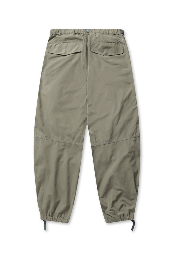 **하이 카운트 클로스 사이드 집 헴 팬츠 - 그레이 베이지**

남성용 조거 팬츠입니다. 얇은 두께의 나일론 소재로 제작되어 봄, 가을에 착용하기 좋으며, 릴랙스 핏으로 편안한 착용감을 제공합니다. 카키, 올리브 색상으로 밀리터리, 스트릿 스타일을 연출하기에 적합합니다. 하단 지퍼 디테일과 발수 기능이 돋보이며, 고밀도 소재와 군용 바지에서 영감을 받은 디자인이 특징입니다. 일상, 캐주얼, 동네 마실룩, 산책룩 등 다양한 TPO에 활용 가능합니다.
