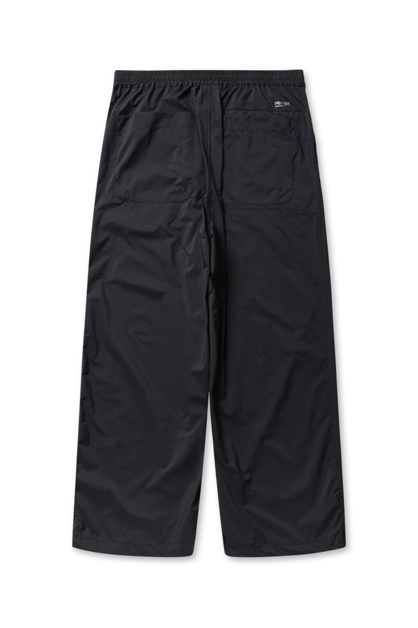 TECH TRAVEL PANTS (테크 트래블 팬츠) - 블랙은 여행과 일상에서 폭넓게 활용 가능한 테크 트래블 팬츠입니다. 봄, 여름, 가을 계절에 적합하며, 얇고 가벼운 퍼텍스, 나일론 소재로 제작되어 편안한 착용감을 제공합니다. 90년대 아웃도어 디자인에서 영감을 받은 스포티하고 캐주얼한 스타일로, 레귤러 핏의 긴 바지입니다. 경량 및 패커블 기능을 갖춰 여행 시 휴대와 관리가 용이하며, 산책룩, 가을 나들이룩 등 다양한 TPO에 활용 가능합니다. 미니멀한 디자인의 무지 블랙 컬러로 어떤 상의와도 잘 어울립니다.
