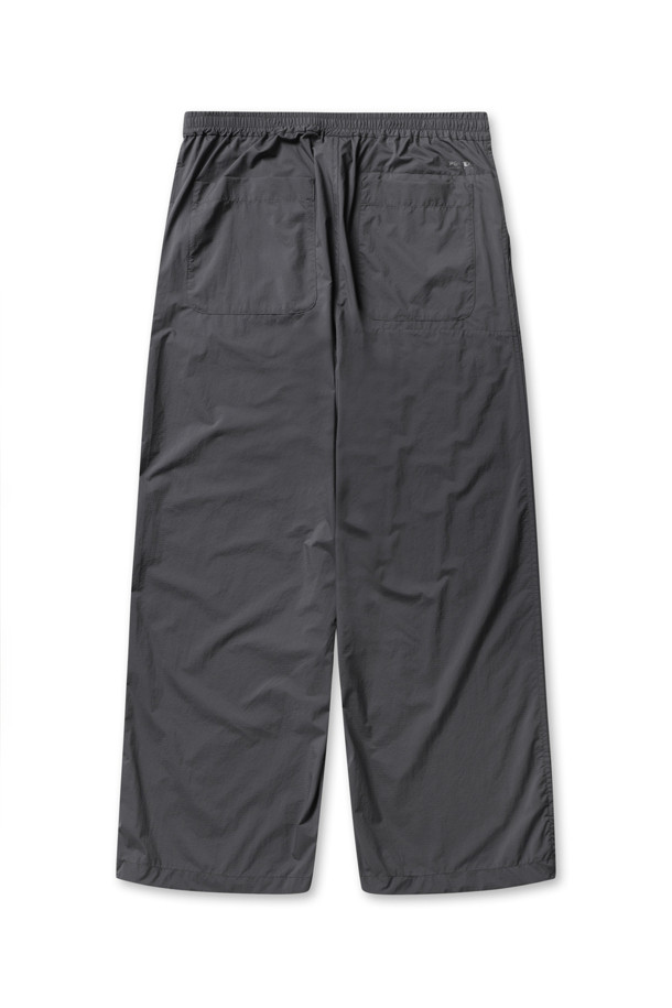 TECH 트래블 팬츠 - 차콜은 가볍고 부드러운 착용감의 남성용 트래블 팬츠입니다. 봄, 여름, 가을 계절에 적합하며, 여행, 일상 모두 활용 가능한 실용적인 아이템입니다. 얇은 두께감의 퍼텍스, 나일론 혼방 소재로 제작되어 캐주얼, 스포티한 스타일을 연출합니다. 90년대 아웃도어 디자인과 레귤러핏으로 편안함을 더했으며, 오른쪽 백 포켓 패커블 기능으로 휴대성을 높였습니다. 밴딩 처리된 허리 부분과 무지 디자인으로 미니멀한 매력을 더한, 여행룩, 산책룩, 휴가룩에 어울리는 팬츠입니다.

