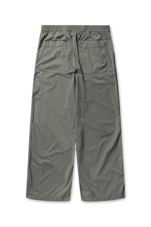 TECH TRAVEL PANTS - 울프그레이는 여행과 일상생활에서 편안하게 착용할 수 있는 남성용 트래블 팬츠입니다. 봄, 여름, 가을에 적합하도록 얇고 부드러운 퍼텍스, 나일론 혼방 소재로 제작되어 가볍고 활동성이 뛰어납니다. 90년대 아웃도어 디자인에서 영감을 받아 스포티하면서도 캐주얼한 스타일을 연출하며, 레귤러핏으로 편안한 착용감을 제공합니다. 무지 디자인에 숏 기장으로 제작되었으며, 오른쪽 백 포켓에는 패커블 기능이 있어 휴대성을 높인 것이 특징입니다. 허리 밴딩으로 편안함을 더했습니다.
