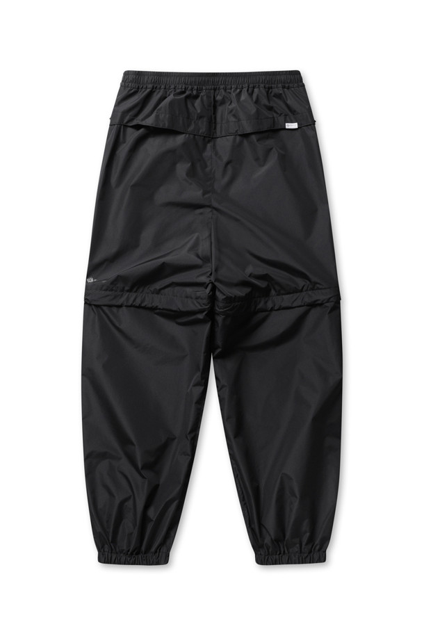 고어텍스 윈드스토퍼 테크 2way 윈드브레이커 팬츠 - 블랙은 남녀 공용으로, 봄, 가을에 활용하기 좋은 윈드브레이커 바지입니다. 방수, 방풍 기능은 물론, 가볍고 활동적인 레귤러핏으로 제작되어 아웃도어 및 일상에서도 편안하게 착용할 수 있습니다. 무릎 탈부착 디테일과 밑단 조절 지퍼, 뒷면 통풍 포켓, 옆주머니 지퍼 등 다양한 기능성 디테일을 갖추었습니다. 여행, 산책, 캠핑 등 다양한 TPO에 맞춰 스포티, 캐주얼, 고프코어 스타일을 연출해보세요.
