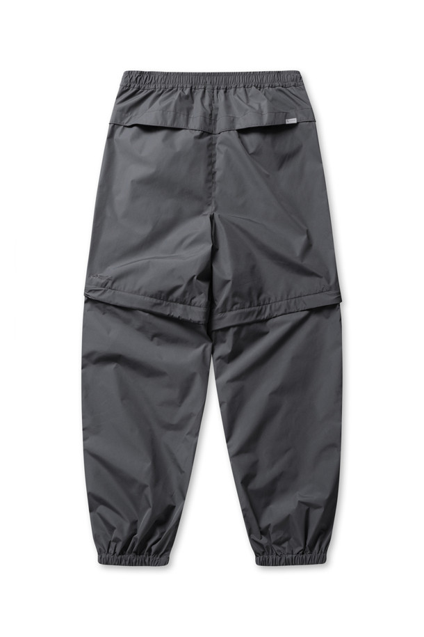 고어텍스 윈드스토퍼 테크 2웨이 윈드브레이커 팬츠 - 차콜은 남녀 공용으로 착용 가능한 윈드브레이커 팬츠입니다. 봄, 가을 시즌 아웃도어 및 일상생활에서 활용하기 좋으며, 스포티, 캐주얼, 고프코어 스타일을 연출할 수 있습니다. 방수, 방풍, 경량 기능을 갖춘 고어텍스 소재와 나일론 소재를 사용하여 외부 환경으로부터 보호해 줍니다. 레귤러핏으로 편안한 착용감을 제공하며, 옆주머니 지퍼, 밑단 조절 지퍼, 뒷면 통풍 포켓, 탈부착 무릎 디테일, 패커블 기능이 있어 실용적입니다. 등산, 여행, 캠핑 등 다양한 TPO에 적합합니다.
