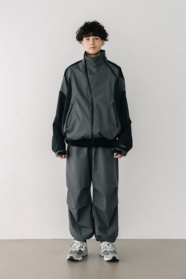 (CLESSTE) 고어텍스 랩스 시티 오버 트라우저 - 그래파이트 그레이는 남녀 공용으로, 일상 및 아웃도어 활동에 적합한 사계절용 오버팬츠입니다. 밀리터리 및 스포티 스타일을 결합하여 캐주얼, 고프코어, 스포티 룩 연출에 용이하며, 여행, 캠핑, 등산 시에도 활용하기 좋습니다. 넉넉한 루즈핏에 긴 기장으로 편안함을 제공하며, 방풍, 투습, 발수 기능으로 쾌적한 착용감을 선사합니다. 허리 고무밴드, 드로코드, 밑단 조절 장치, 립스탑 소재를 적용하여 실용성을 높였습니다.
