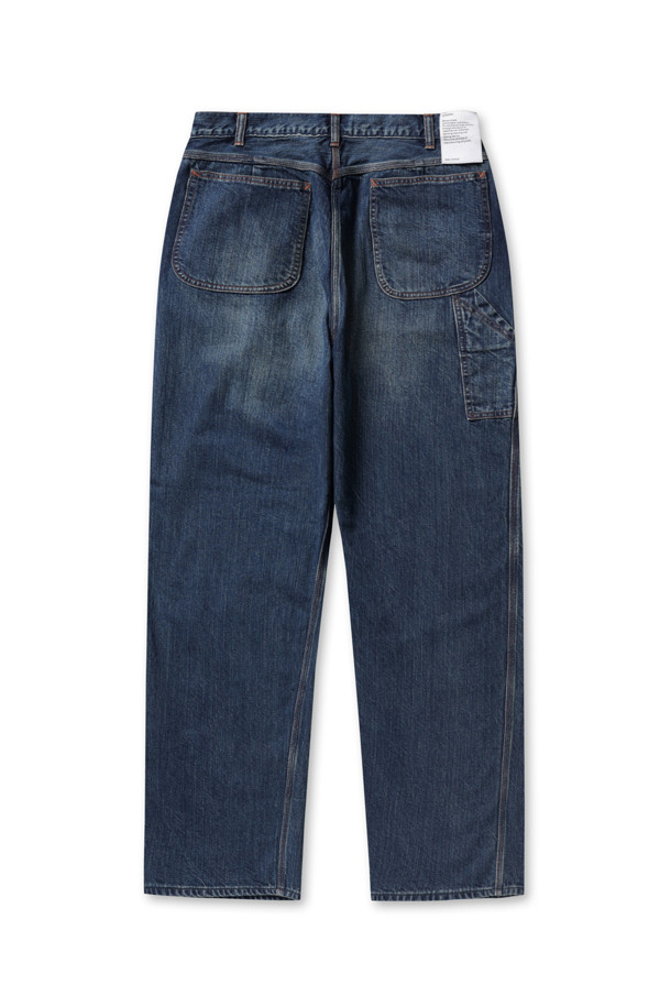 데님 페인터 팬츠 - 미디엄 다크 블루 데미지는 캐주얼 스타일의 남성용 데님 팬츠입니다. 봄, 가을에 적합하며, 중간 두께의 중청 컬러 데님 소재로 제작되었습니다. 워싱 디테일과 스트레이트 핏이 특징이며, 셀비지 데님, 트리플 스티치, 스케일 포켓 등의 디테일로 완성도를 높였습니다. 데이트룩이나 가을 나들이룩에 잘 어울리며, 캐주얼, 클래식, 미니멀 스타일을 즐기는 분들께 추천합니다.
