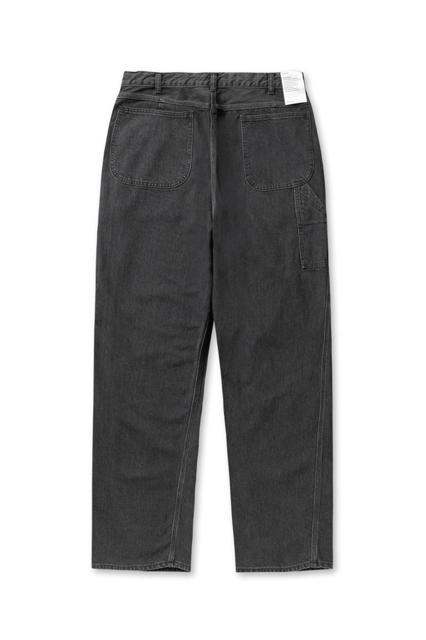 데님 페인터 팬츠 - 미디엄 블랙은 캐주얼한 스타일을 연출하기 좋은 남성용 데님 팬츠입니다. 사계절 내내 착용 가능하며, 데이트룩이나 쇼핑룩에 적합합니다. 뻣뻣한 촉감의 두꺼운 셀비지 데님 소재로 제작되었으며, 레귤러핏으로 편안한 착용감을 제공합니다. 무지 패턴에 스케일 포켓과 트리플 스티치 마감 디테일이 돋보이는, 미니멀하고 클래식한 디자인의 바지입니다.
