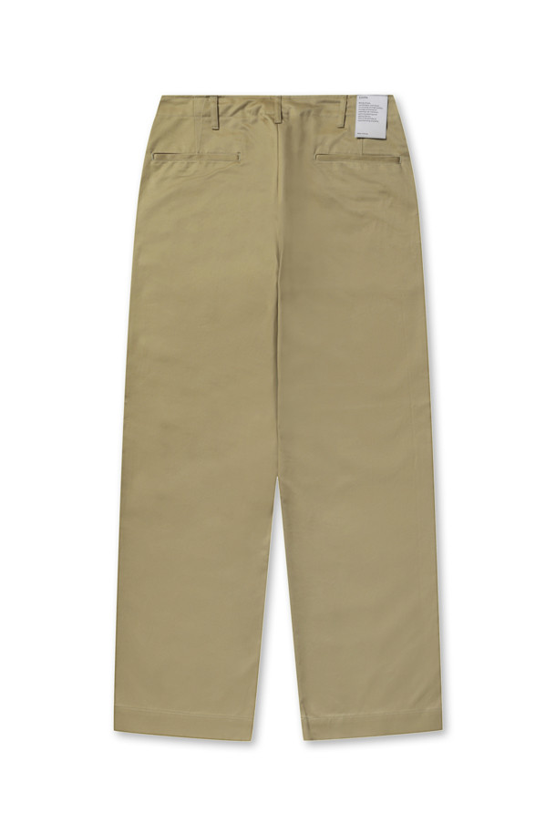 웨폰 치노 클로스 팬츠 (43 카키) - 베이지는 베이직하고 캐주얼한 스타일의 치노 팬츠입니다. 봄, 여름, 가을 계절에 걸쳐 착용하기 좋으며, 와이드핏과 스트레이트 핏으로 편안한 착용감을 제공합니다.  일상, 데이트룩, 카페룩 등 다양한 TPO에 활용 가능하며, 미니멀, 클래식 스타일을 연출하기 좋습니다. 뻣뻣한 촉감의 웨폰 원단을 사용하여 제작되었으며, 무지 디자인으로 어떤 상의에도 매치하기 용이합니다. 베이지 컬러로 세련된 분위기를 더합니다.
