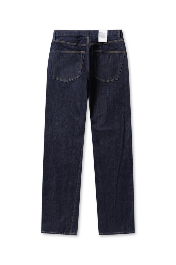 네이비 컬러의 Straight 5 포켓 팬츠 (리얼 인디고) - 원 워시 제품입니다. 데님 소재의 긴 기장 스트레이트 핏 바지로, 베이직하고 캐주얼한 스타일을 연출합니다. 5 포켓 디자인과 버튼 플라이, 미드라이즈 디테일이 특징이며, 사계절 내내 활용 가능합니다. 데이트룩, 출근룩 등 다양한 TPO에 맞춰 캐주얼, 미니멀, 클래식 스타일을 완성해보세요. 레귤러 핏으로 편안하게 착용할 수 있으며, 무지 패턴으로 깔끔함을 더했습니다.
