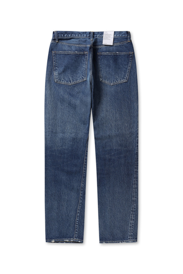 **스트레이트 5 포켓 팬츠 (리얼 인디고) - 미디엄 다크 블루 데미지**는 남성용 사계절 데님 팬츠입니다. 캐주얼하고 베이직한 스타일로, 데이트룩과 쇼핑룩에 활용하기 좋습니다. 미디엄 다크 블루 컬러에 워싱 디테일이 더해져 빈티지한 멋을 연출합니다. 스트레이트핏으로 제작되어 편안함을 제공하며, 5포켓 디자인과 버튼 플라이, 미드라이즈 디테일이 특징입니다. 미니멀한 스타일을 선호하는 남성에게 적합한 아이템입니다.
