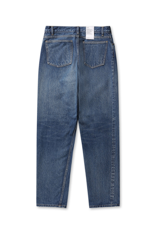 와이드 테이퍼드 5 포켓 팬츠 - 미디엄 다크 블루 데미지는 남성용 바지로, 캐주얼, 미니멀, 클래식 스타일을 아우릅니다. 사계절 내내 활용 가능한 긴 기장의 데님 소재 바지로, 와이드 핏과 테이퍼드 핏이 다리 라인을 돋보이게 합니다. 5 포켓 디자인과 버튼 플라이 디테일이 특징이며, 데이트룩, 쇼핑룩에 잘 어울립니다. 미디엄 다크 블루 컬러의 데미지 워싱이 은은한 멋을 더합니다.
