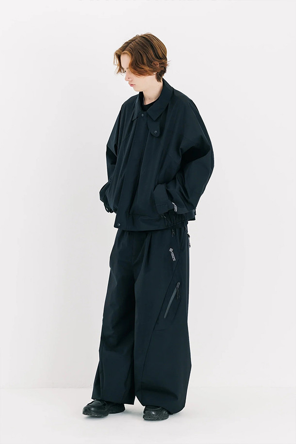 (CLESSTE) 고어텍스 랩스 테크 매시브 트위스티드 팬츠 - 블랙은 방풍, 투습, 발수 기능을 갖춘 고어텍스 소재의 긴 바지입니다. 일상과 아웃도어 활동 모두에 적합하며, 봄, 가을, 겨울 계절에 착용하기 좋습니다. 와이드 및 벌룬 핏의 루즈핏으로, 곡선형 입체 패턴과 측면 다트 디테일이 특징입니다. 10개의 포켓, 허리 고무밴드와 내부 끈으로 편안한 착용감을 제공하며, 로우라이즈부터 하이웨스트까지 다양한 스타일 연출이 가능합니다. 등산룩, 캠핑룩, 출근룩 등 어떤 TPO에도, 고프코어, 스트리트, 미니멀 스타일과도 잘 어울립니다.
