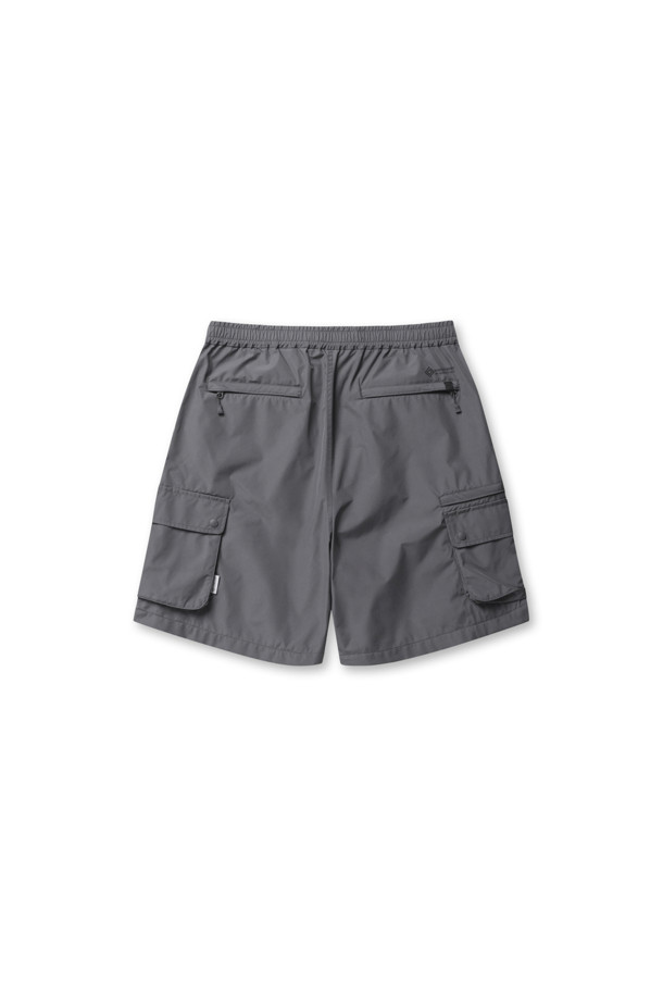 고어텍스 윈드스토퍼 퍼펙트 피싱 숏팬츠 - 차콜은 남성용 숏팬츠로, 봄, 여름철에 착용하기 좋습니다. 차콜 색상의 무지 디자인으로 스포티하면서도 캐주얼한 스타일을 연출합니다. 얇은 두께감의 레귤러핏 바지로, 방풍 및 방수 기능을 제공하여 야외 활동에 적합합니다. 여행, 휴가, 캠핑 등 다양한 상황에 어울리며, 멀티 포켓 디테일로 실용성을 더했습니다.
