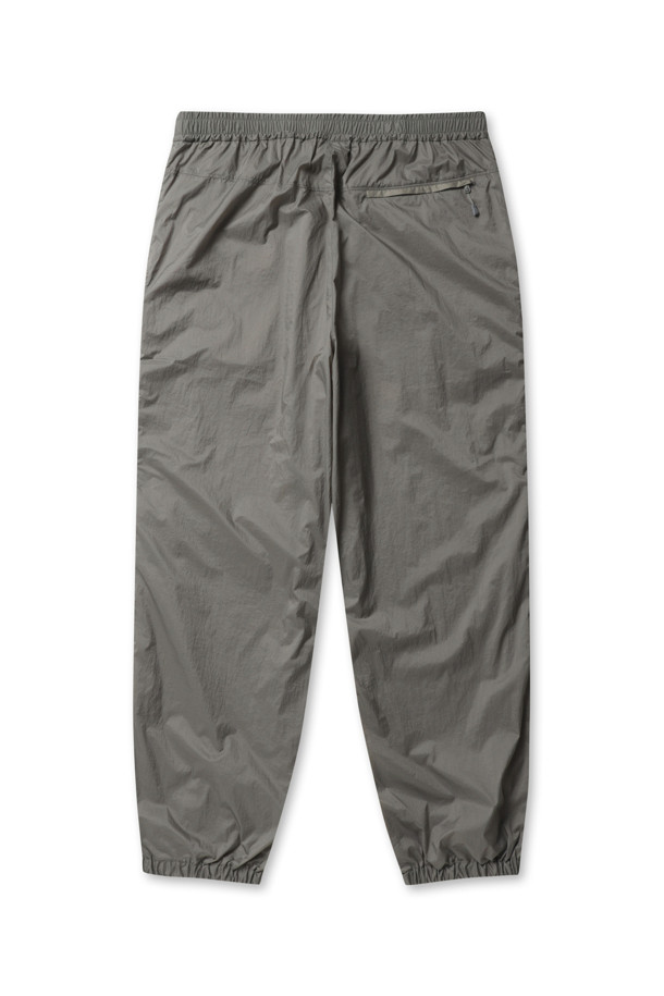 TECH 윈드쉘 팬츠 - 울프그레이는 남성용으로, 아웃도어 활동과 일상에서 모두 활용 가능한 테크 윈드쉘 팬츠입니다. 봄, 가을 계절에 적합하며, 스포티하고 캐주얼한 스타일을 연출합니다. 얇은 두께의 레귤러핏 긴바지로, 2.5겹 라미네이팅 처리와 스트레치 소재로 제작되어 활동성을 높였습니다. 방수 및 통기성이 뛰어나며, 측면 지퍼 디테일이 돋보입니다. 등산룩, 여행룩, 가을 나들이룩에 적합하며, 스포티, 캐주얼, 미니멀 스타일을 선호하는 분들께 추천합니다.
