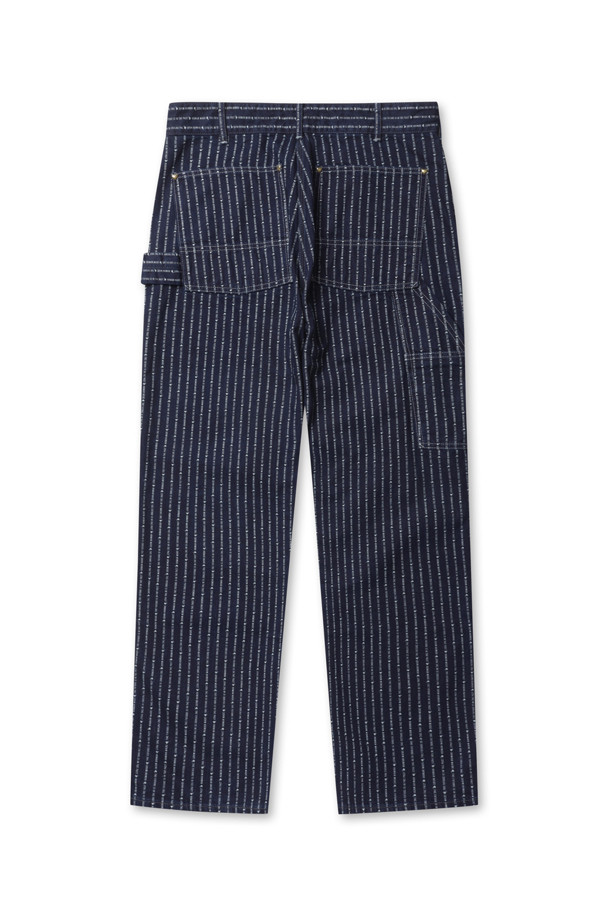 **WABASH WORK PANTS - 인디고**

이번 시즌, 워크웨어와 캐주얼 스타일을 모두 만족시키는 와바시 워크 팬츠를 만나보세요. 남성용으로 출시된 이 바지는 인디고 컬러의 데님 소재에 탈염 프린트 로고 스트라이프 패턴을 더해 빈티지한 멋을 살렸습니다. 봄, 가을 계절에 어울리며, 레귤러 핏으로 편안한 착용감을 제공합니다. 하트 리벳, 황동 버튼 디테일이 돋보이며, 커버올 재킷과 함께 셋업으로 연출하여 더욱 완성도 높은 스타일을 완성할 수 있습니다. 동네 마실룩이나 가을 나들이룩에 훌륭한 선택이 될 것입니다.
