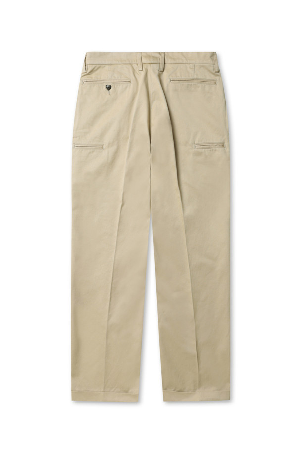 베이직한 스타일의 남성용 치노 팬츠입니다. 면 소재로 제작되어 봄, 여름, 가을 계절에 편안하게 착용할 수 있습니다. 레귤러핏에 무지 디자인으로 캐주얼하고 미니멀한 스타일을 연출하기 좋습니다. 데이트룩, 카페룩 등에 어울리며, 하트 스티치 디테일과 사이드 포켓이 특징입니다.
