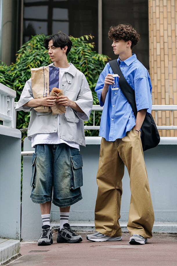 (CLESSTE) 바렐 레그 이지 팬츠 - 베이지는 캐주얼, 미니멀 스타일의 남녀 공용 긴바지입니다. 봄, 가을에 적합하며, 산책룩이나 캠핑룩에 활용하기 좋습니다. 면 소재의 무지 디자인으로, 와이드 및 배기핏의 루즈핏을 연출합니다. 허리 밴딩과 드로우코드가 있어 편안한 착용감을 제공하며, 고밀도 하이카운트 치노 소재로 제작되었습니다.
