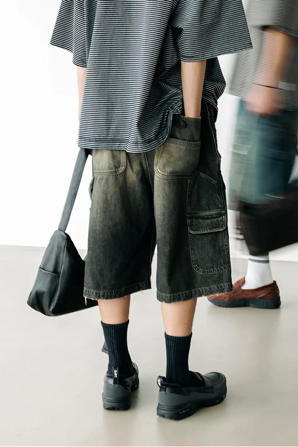 (CLESSTE) 빈티지 블랙 데님 워커 하프 팬츠는 남녀 모두 착용 가능한 루즈핏 하프 팬츠입니다. 10.5oz 데님 소재에 셀비지 데님을 사용하여 내구성을 높였으며, 빈티지 오버다잉 처리로 독특한 색감과 멋을 더했습니다. 페인터 팬츠 디자인과 뒷면 유틸리티 포켓, 내부 드로코드를 통해 실용성을 강조했습니다. 로우/하이 웨이스트로 다양하게 연출 가능하며, 캐주얼, 스트릿, 워크웨어 스타일을 즐겨 입는 분들께 추천합니다. 봄, 여름, 가을, 겨울 사계절 모두 활용 가능한 아이템으로 여행룩, 캠핑룩 등 폭넓게 활용할 수 있습니다.
